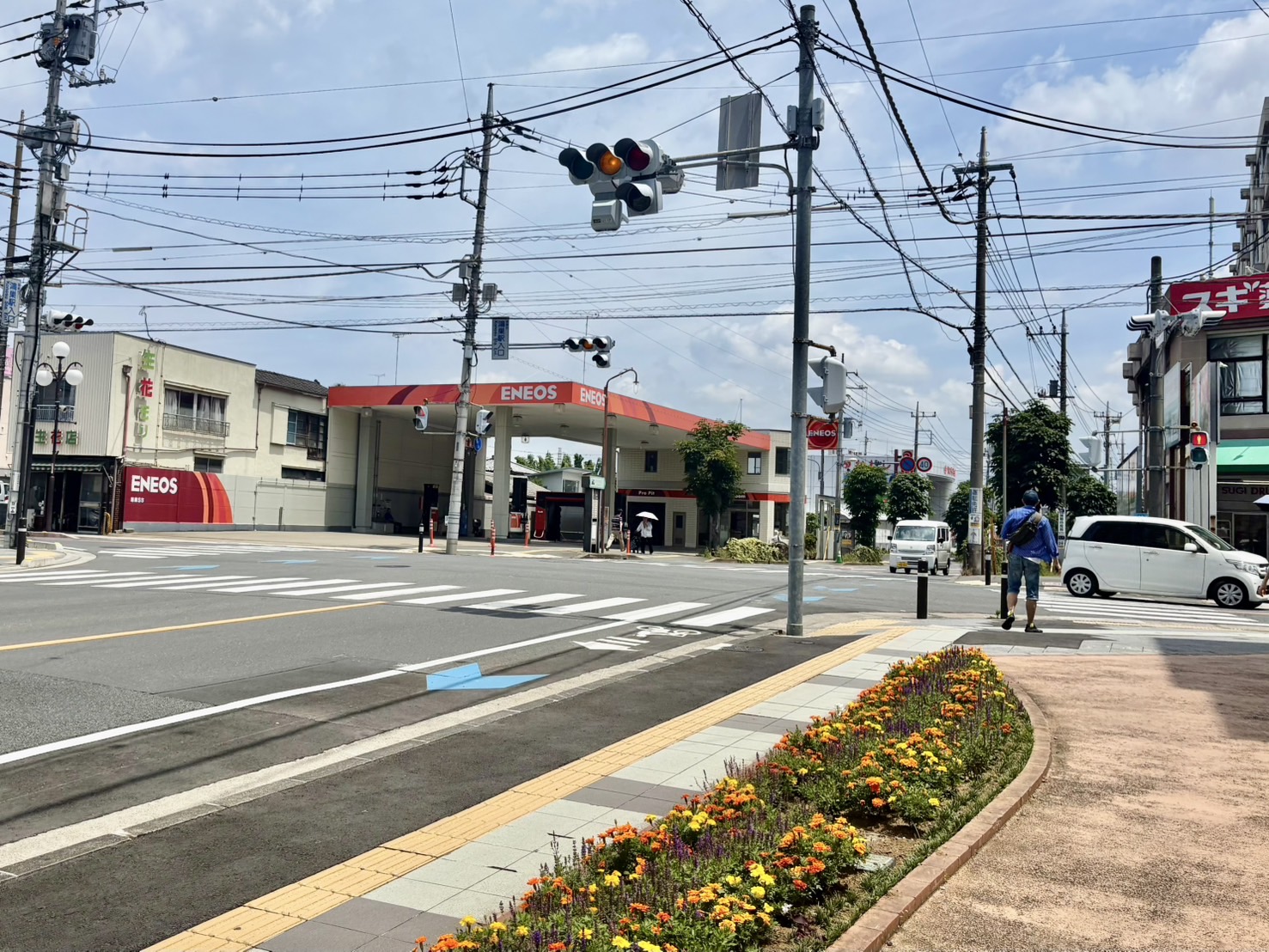 鴻巣駅入口交差点とENEOSガソリンスタンド - まつげエクステサロン「アイデザイン ツツ.」への重要な左折ポイント、信号機と横断歩道が見える明確な目印