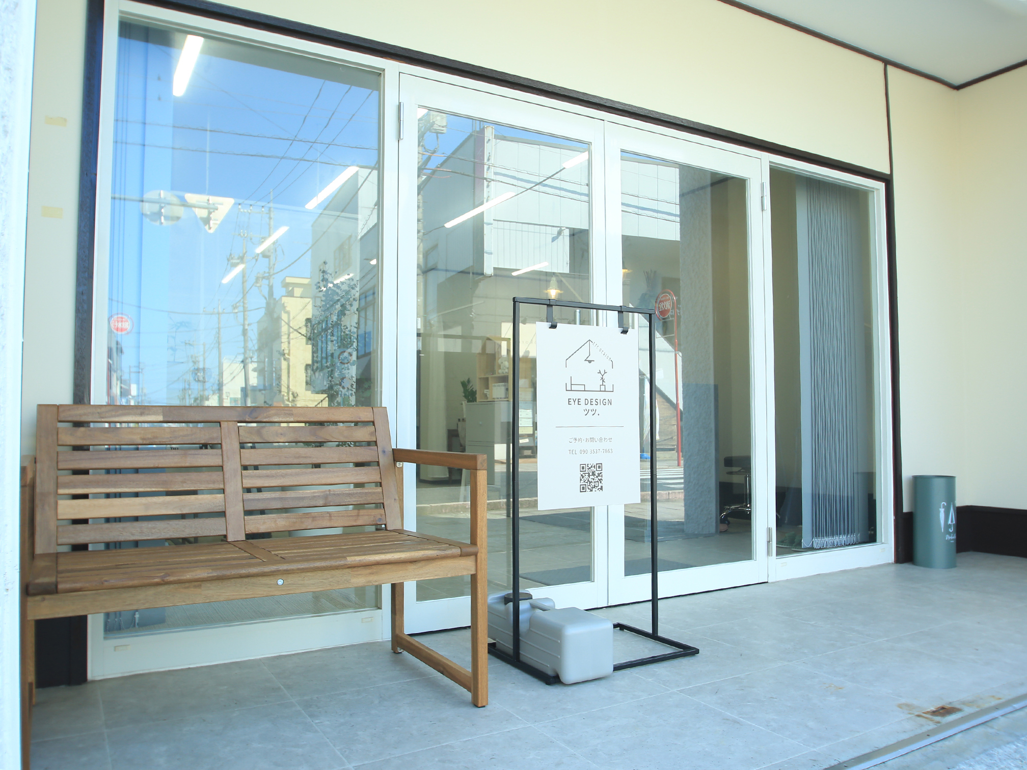 アイデザイン ツツ. 店舗看板とエントランス 鴻巣市 まつエクサロン アイデザイン ツツ. 店舗外観 看板 新井ビル1F 鴻巣駅徒歩5分